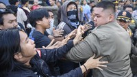 Personel Satpol PP bersitegang dengan mahasiswa ssat berlangsungnya pembongkaran lapak Pasar Subuh di Samarinda, Kalimantan Timur, Jumat (9/5/2025). Mahasiswa menyatakan keberatan atas proses relokasi yang dinilai tidak berpihak pada pedagang kecil.  