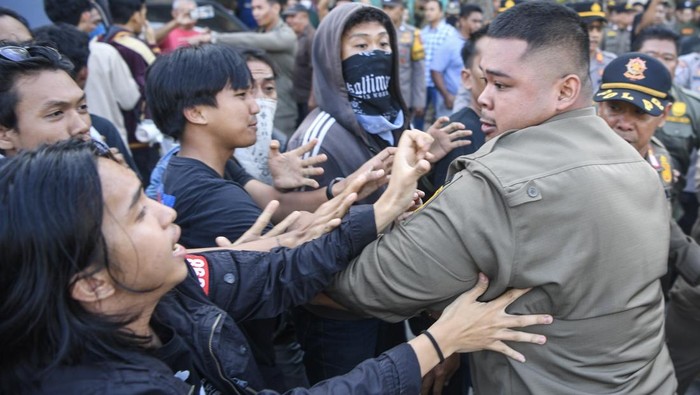 Relokasi Pedagang Pasar Subuh Samarinda Berujung Ricuh Personel Satpol PP bersitegang dengan mahasiswa sat berlangsungnya pembongkaran lapak Pasar Subuh di Samarinda, Kalimantan Timur, Jumat (9/5/2025). Pembongkaran tersebut sebagai tindak lanjut dari relokasi 57 pedagang Pasar Subuh oleh Pemerintah Kota Samarinda ke Pasar Beluluq Lingau di Jalan PM Noor menyusul adanya permintaan pemilik lahan agar kawasan tersebut segera dikosongkan. ANTARA FOTO/M Risyal Hidayat/bar