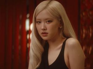 Video: Pesona dan Vokal Memukau Rose BLACKPINK di MV Messy