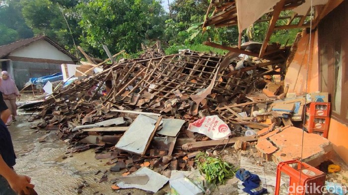 Rumah ambruk akibat longsor di Ciamis.