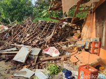 Pilu Tati Menatap Rumah Hancur Tergerus Longsor