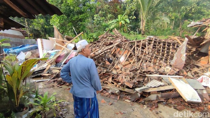 Rumah ambruk di iCiamis akibat longsor.