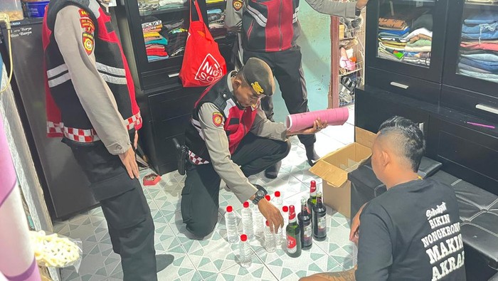 Rumah penjual miras di Probolinggo digerebek polisi.