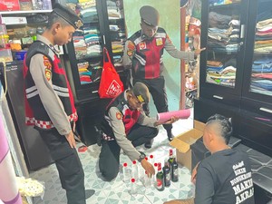 Rumah Penjual Miras di Paiton Probolinggo Digerebek Polisi