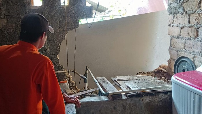 Salah rumah warga di Kelurahan Kencana, Kecamatan Tanahsareal, Kota Bogor, ambruk di bagian tembok akibat hujan deras (dok. ist)