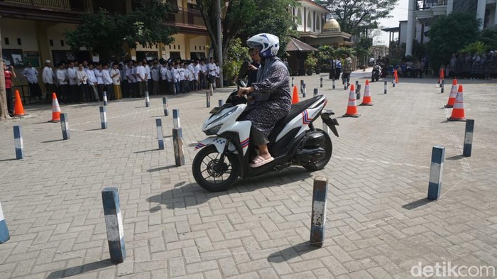 Santri di Jombang diajak belajar keselamatan berkendara