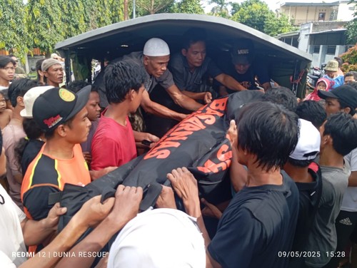 SAR Mataram evakuasi jenazah lansia tewas terseret arus sungai di Desa Sandik, Kecamatan Gunungsari, Kabupaten Lombok Barat, Jumat (9/5/2025). (Dok. Humas SAR Mataram)