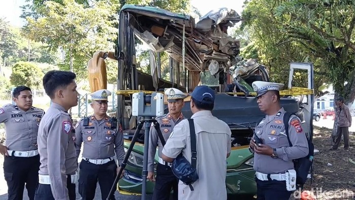 Satlantas Polres Padang Panjang melakukan gelar perkara kasus kecelakaan bus ALS maut yang menewaskan 12 orang penumpang. (Jeka Kampai/detikSumut)