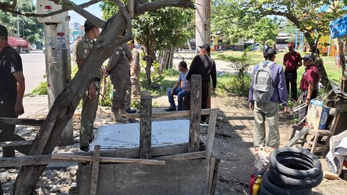 Satpol PP NTT saat membongkar lapak pedagang kaki lima di ruas Jalan WJ Lalamentik, Kota Kupang, Jumat (9/5/2025). (Yufengki Bria/detikBali)