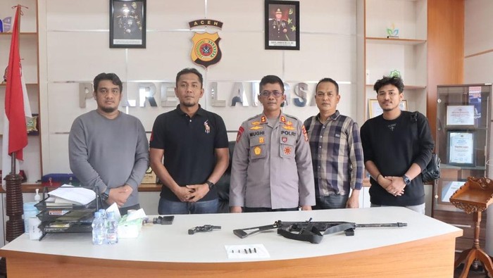 Seorang warga di Langsa, Aceh menyerahkan dua senjata api rakitan serta amunisi ke polisi. (Foto: Polres Langsa).