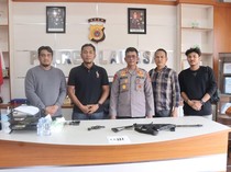 Warga Langsa Serahkan 2 Senpi-Amunisi ke Polisi