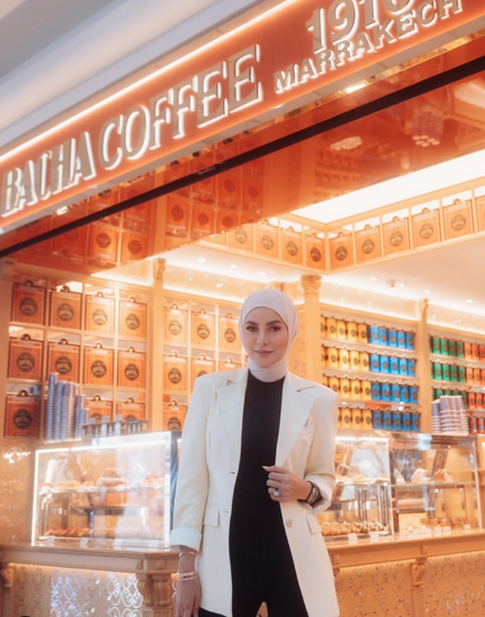 Serunya Olla Ramlan saat Makan Pecel Ayam hingga Ngopi Cantik Serunya Olla Ramlan saat Makan Pecel Ayam hingga Ngopi Cantik
