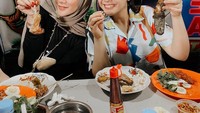 Tergabung dalam Geng Cendol, Olla dan Nagita Slavina pernah makan pecel ayam dan pecel lele bareng. Foto: Instagram @ollaramlan