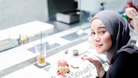 Kalau ini momen Olla Ramlan saat merayakan ulang tahunnya di sebuah restoran. Foto: Instagram @ollaramlan