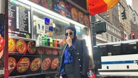 Terakhir ini gaya modis Olla ketika liburan di New York dan sempat jajan di food truck, yang menjual burger dan kebab.  Foto: Instagram @ollaramlan