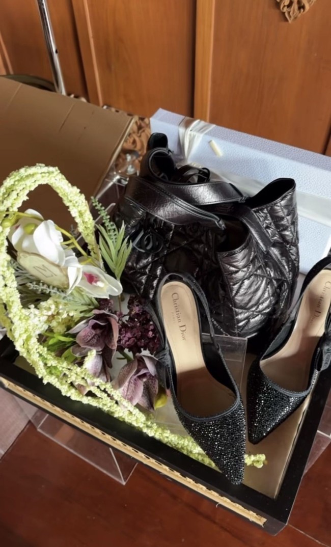 Sebagai hadiah untuk Luna Maya, Maxime memberikan tas dan heels berwarna hitam dari merek Christian Dior. Heels JAdior slingback pump dibanderol dengan harga sekitar Rp 32 juta, sementara tasnya, Dior Toujours Vertical Nano Tote Bag seharga Rp 56 juta. Foto: Instagram/@lunamaya