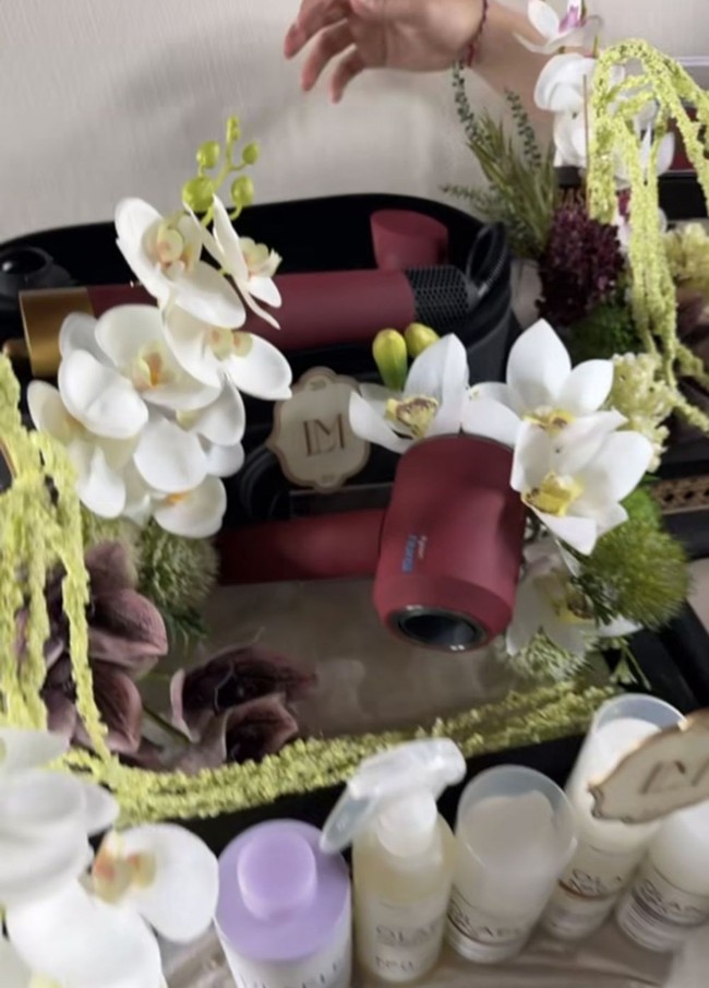 Ada juga hairdryer dan straightener untuk menata rambut Luna. Memilih merek mewah Dyson, set styling rambut berwarna burgundy itu dibandero dengan harga sekitar Rp 9 jutaan. Foto: Instagram/@lunamaya