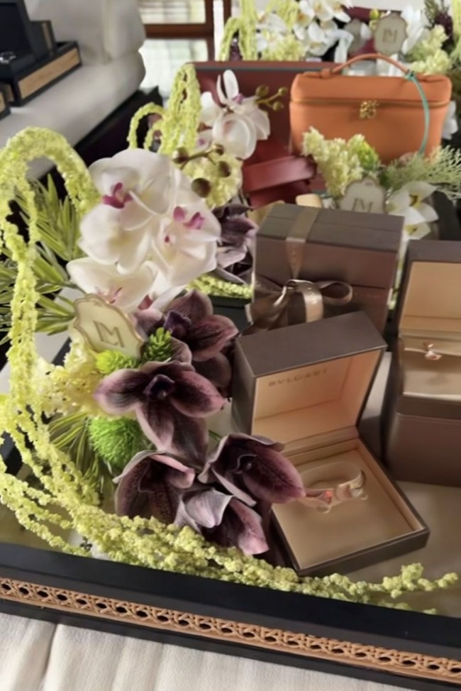 Selanjutnya ada set perhiasan dari merek mewah Bvlgari. Luna mendapat set perhiasan koleksi Divas Dream yang totalnya diperkirakan mencapai Rp 370 jutaan. Foto: Instagram/@lunamaya