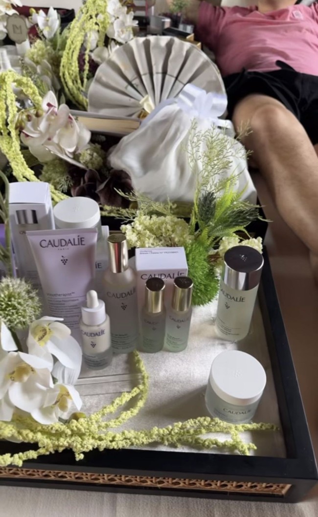 Tak ketinggalans set perawatan kulit dari merek Caudalie juga tampak menghiasi seserahan pernikahan Luna dan Maxime. Harga produknya sendiri cukup beragam, mulai dari ratusan ribu hingga jutaan rupiah. Foto: Instagram/@lunamaya