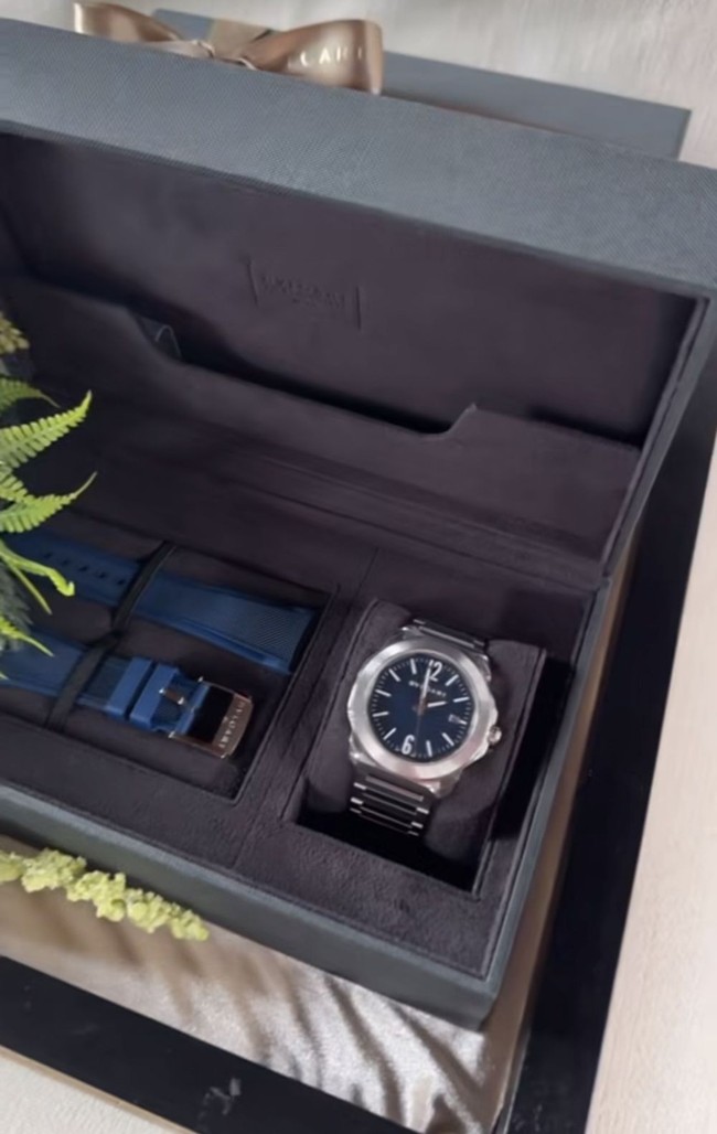 Tak hanya Luna yang mendapat beragam hadiah mewah dari Maxime, Maxime juga mendapat hadiah berupa jam tangan berwarna biru. Jam tangan tersebut berasal dari merek Bvlgari yang harganya diperkirakan mencapai Rp 140 juta. Foto: Instagram/@lunamaya