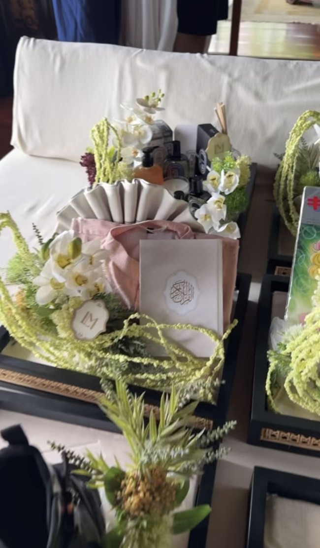 Seperangkat alat salat juga menjadi isi di salah satu kotak seserahan pernikahan Luna Maya dan Maxime Bouttier. Foto: Instagram/@lunamaya