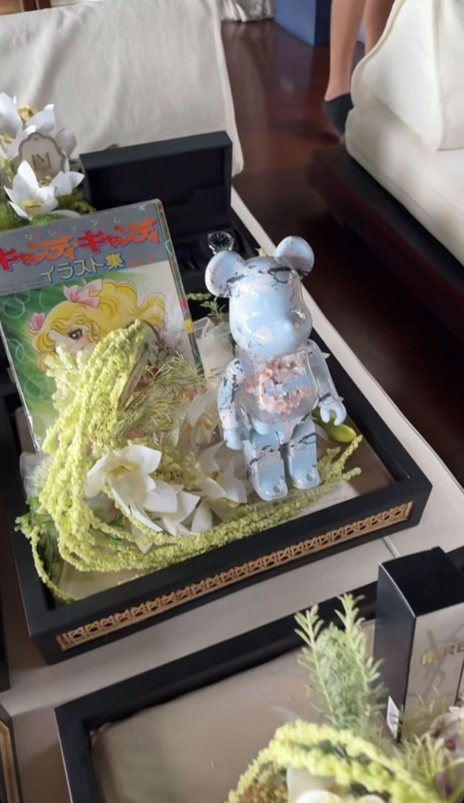 Tas dan sandal branded menjadi isi seserahan yang tak kalah mewah. Harga sandal Hermes Chypre Leather diperkirakan sekitar Rp 25 juta. Sementara tas dari merek Loro Piana dibanderol dengan harga sekitar Rp 71 juta. Foto: Instagram/@lunamaya