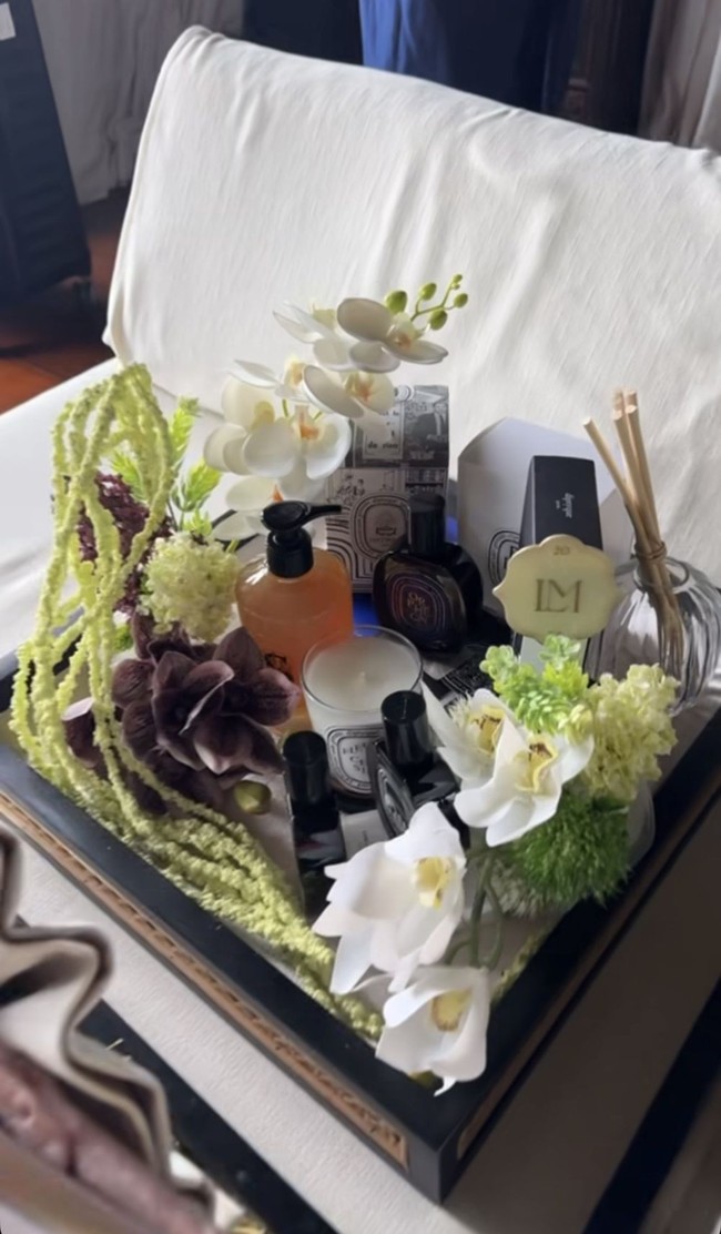 Ada pula gift set Diptyque Paris berupa home decor, lilin aromaterapi hingga body care yang totalnya diperkirakan mencapai belasan juta rupiah. Foto: Instagram/@lunamaya