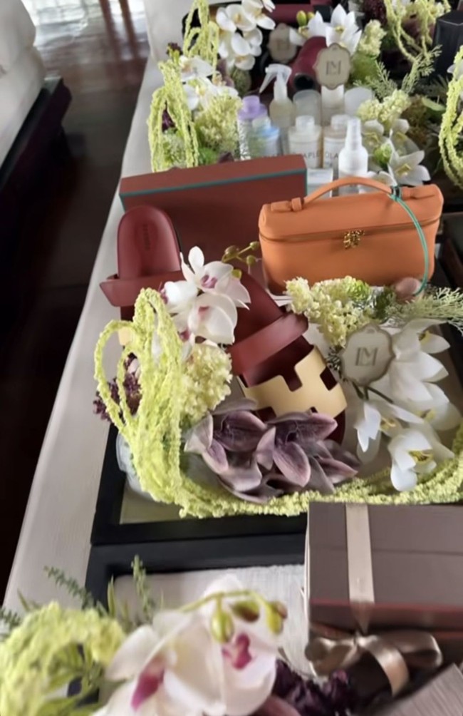 Diantara barang-barang mewah juga terselip mainan lucu dan unik. Mainan bearbrick berwarna biru muda itu memiliki desain bunga sakura. Foto: Instagram/@lunamaya