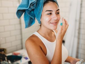 Wajah Tetap Kering Padahal Pakai Moisturizer? Ini Penyebabnya!