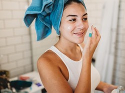 5 Skincare untuk Mengecilkan Pori-pori Menurut Dokter Kulit, Jangan Skip!