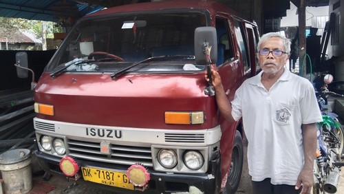 Sopir Trans Siswa, Dewa Nyoman Gede Subawa, bus kecilnya untuk antar jemput siswa di SMPN 2 Kerambitan, Tabanan, Jumat (9/5/2025).