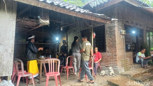 Suasana rumah duka korban penganiayaan oleh tiga anggota TNI di Desa Sepang, Kecamatan Busungbiu, Kabupaten Buleleng, Bali, Jumat (9/5/2025). (Foto: Made Wijaya Kusuma/detikBali)