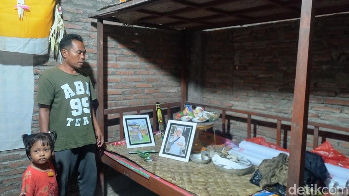 Suasana rumah duka korban penganiayaan oleh tiga anggota TNI di Desa Sepang, Kecamatan Busungbiu, Kabupaten Buleleng, Bali, Jumat (9/5/2025). (Foto: Made Wijaya Kusuma/detikBali)