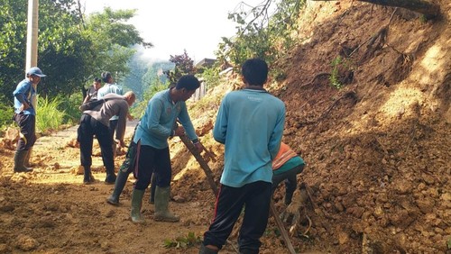 Tanah longsor tutup akses jalan di wilayah Karangasem akibat hujan deras.