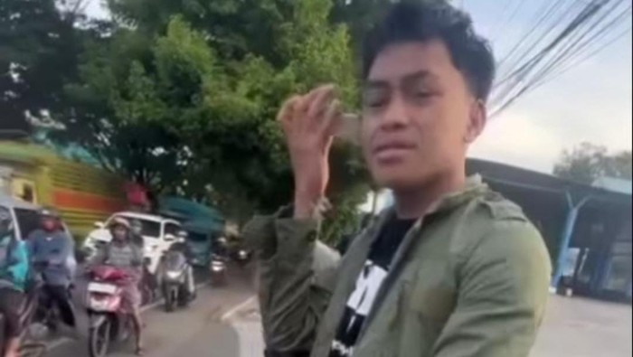 Tangkapan layar pemotor arogan tak pakai helm menelepon ayahnya saat dihentikan polisi di jalanan Maros.