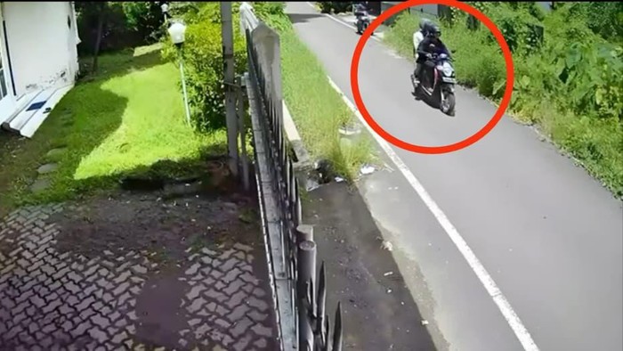 Tangkapan layar rekaman CCTV dua pelaku pencurian di rumah milik PNS di Makassar.