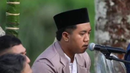 Tangkapan layar video Rianto (24), pria asal Dusun Mendure, Desa Landah, Kecamatan Praya Timur, Lombok Tengah, NTB, yang menjadi qori dalam nikahan Luna Maya-Maxime Bouttier, Rabu (7/5/2025). (Istimewa)