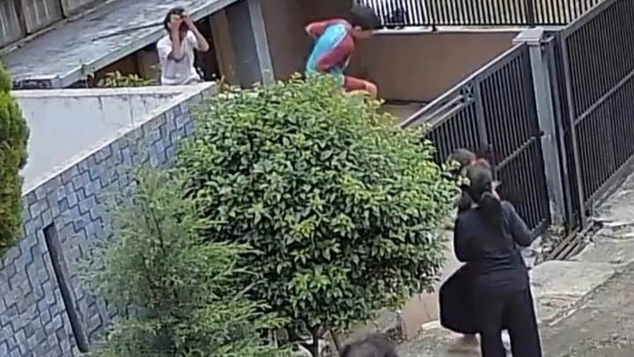 Tangkapan layar video viral bocah Bandung diserang tawon