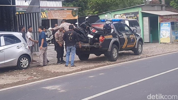 Anggota polisi saat mendatangi lokasi tawuran antarpelajar di jalan Pati-Gembong, Jumat (9/5/2025).