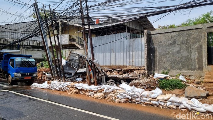 Tembok di Jalan Kalibata Timur jebol akibat luapan air saat hujan deras melanda Jakarta Selatan beberapa waktu kemarin. Begini kondisinya sekarang. (Taufiq/detikcom).