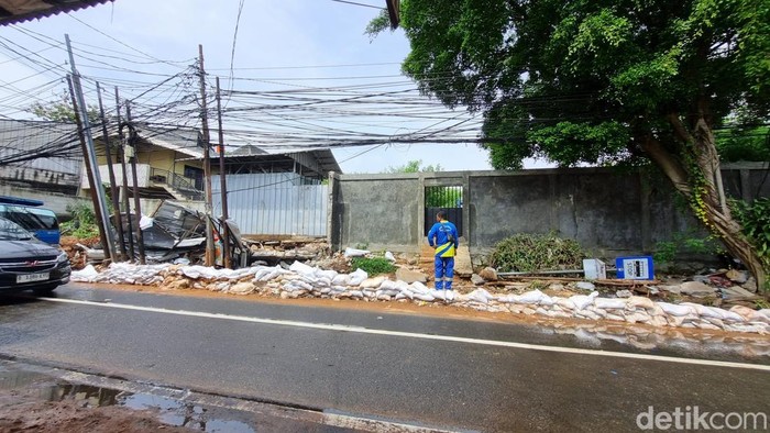 Tembok di Jalan Kalibata Timur jebol akibat luapan air saat hujan deras melanda Jakarta Selatan beberapa waktu kemarin. Begini kondisinya sekarang. (Taufiq/detikcom).