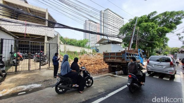 Tembok di Kalibata, Jaksel jebol akibat luapan air saat hujan deras. Warga menceritakan detik-detik tembok itu jebol hingga menimpa gerobak dan terjadi banjir. (Taufiq S/detikcom)