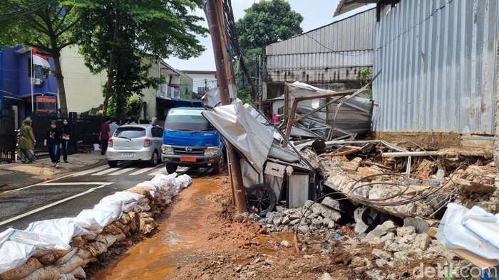 Tembok di Kalibata, Jaksel jebol akibat luapan air saat hujan deras. Warga menceritakan detik-detik tembok itu jebol hingga menimpa gerobak dan terjadi banjir. (Taufiq S/detikcom)