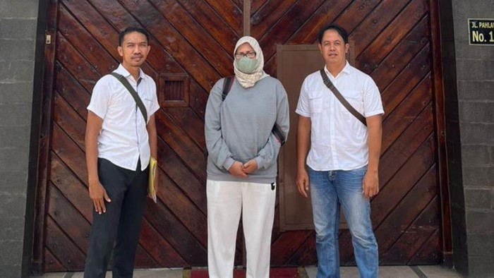 Aprilia Eka Yusnita (tengah), tersangka korupsi PNPM Tulungagung
