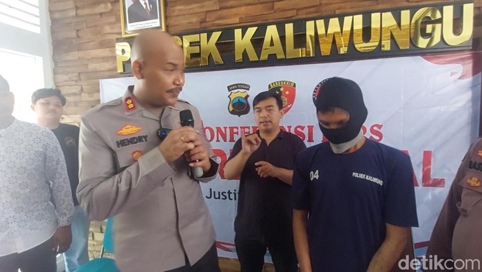 Tersangka pencurian motor saat dihadirkan dalam jumpa pers di Mapolres Kendal, Jumat (9/5/2025).