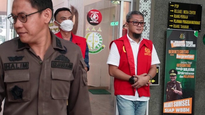 Tiga tersangka dugaan gratifikasi  dalam kegiatan pembangunan pada Dinas PUPR Banyuasin jalani tahap II