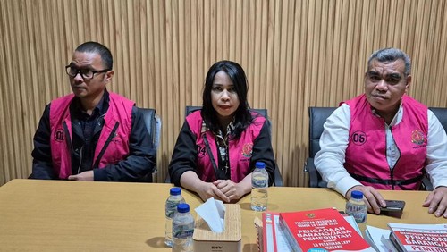 Tiga tersangka  kasus dugaan korupsi penyertaan modal sebesar Rp 25 miliar di PT Jamkrida NTT, Jumat (9/5/2025). (IST)