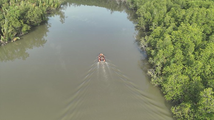 Tim SAR gabungan mencari korban di Sungai Manggar, Beltim.