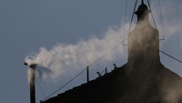 Sebelum asap putih keluar, proses pemungutan suara telah berlangsung dalam beberapa putaran. Dua kali sebelumnya, cerobong mengeluarkan asap hitam, menandakan belum tercapainya kesepakatan di antara para kardinal. REUTERS/Hannah McKay