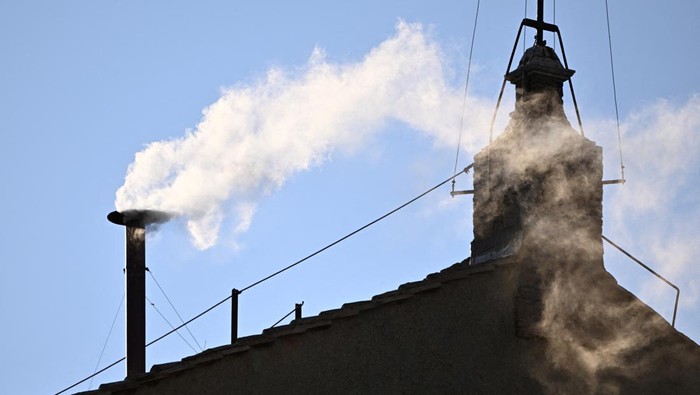 White smoke rises from the chimney on the Sistine Chapel, indicating that a new pope has been elected at the Vatican, May 8, 2025.   REUTERS/DYLAN MARTINEZ